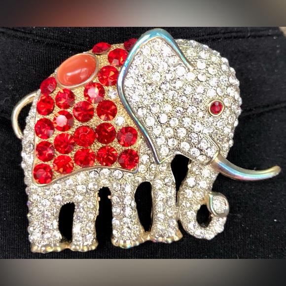 Sparkling elephant brooch-rhinestones and coral-like cabachon. Silver/gold tones - Picture 8 of 8